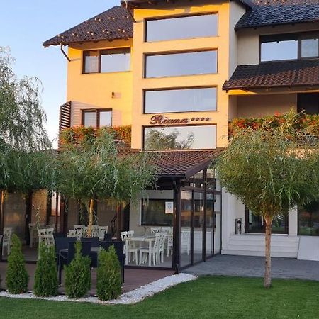 Riana Hotel Adjud Exterior foto