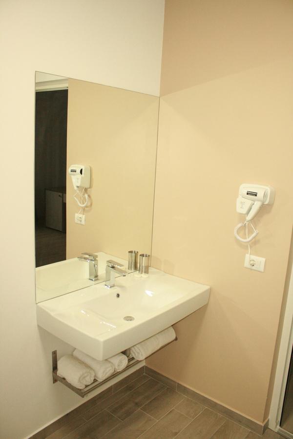Riana Hotel Adjud Exterior foto