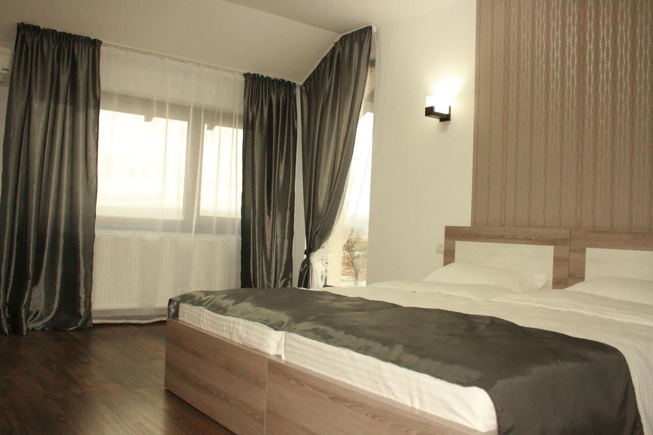 Riana Hotel Adjud Exterior foto