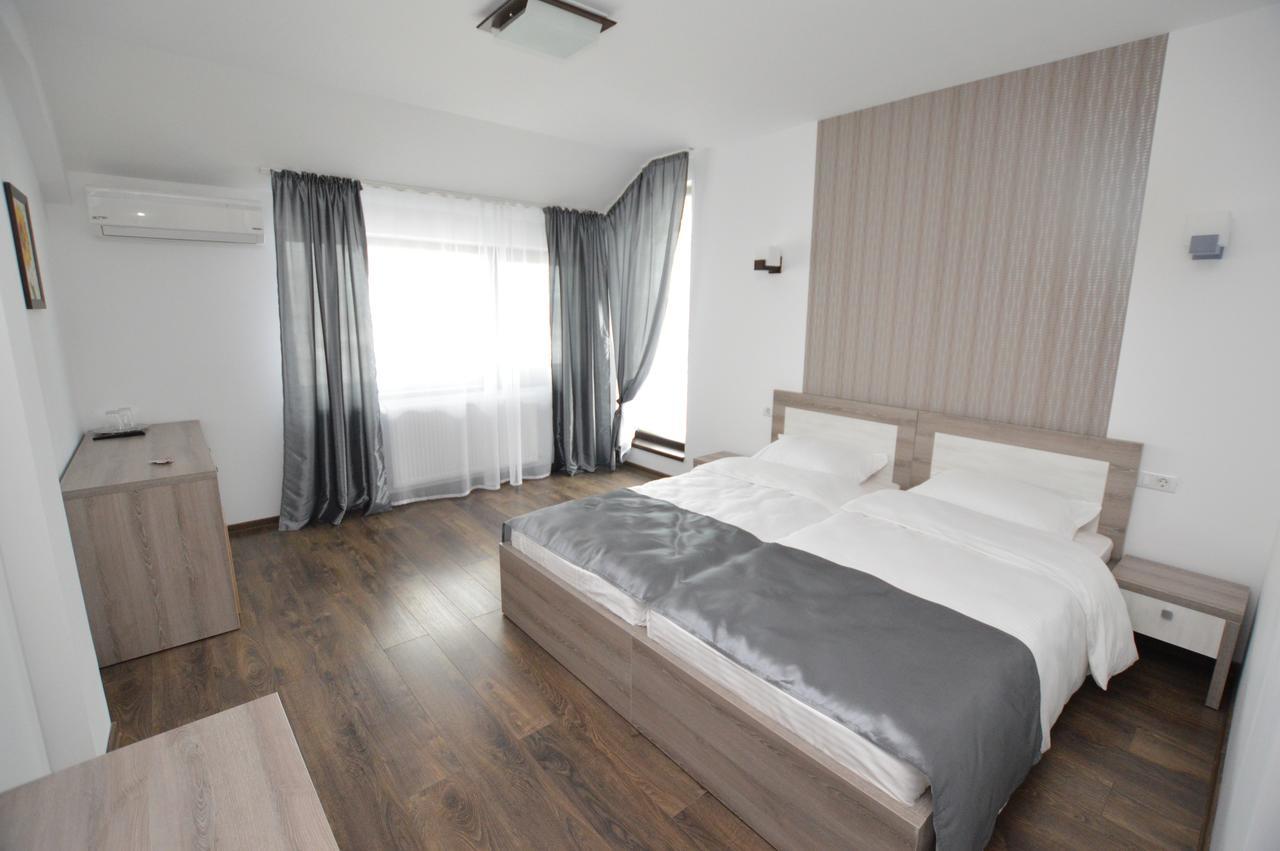 Riana Hotel Adjud Exterior foto