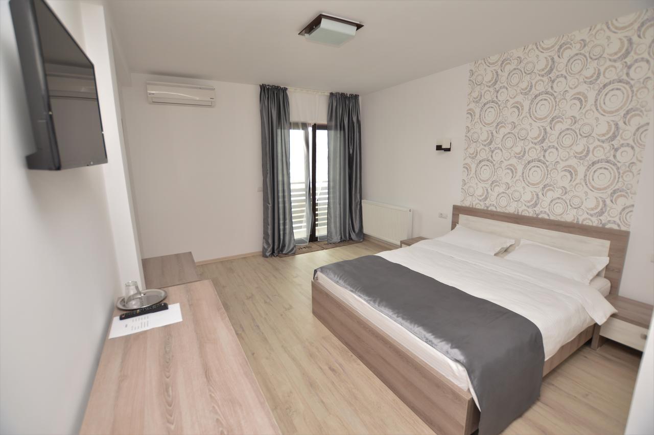 Riana Hotel Adjud Exterior foto