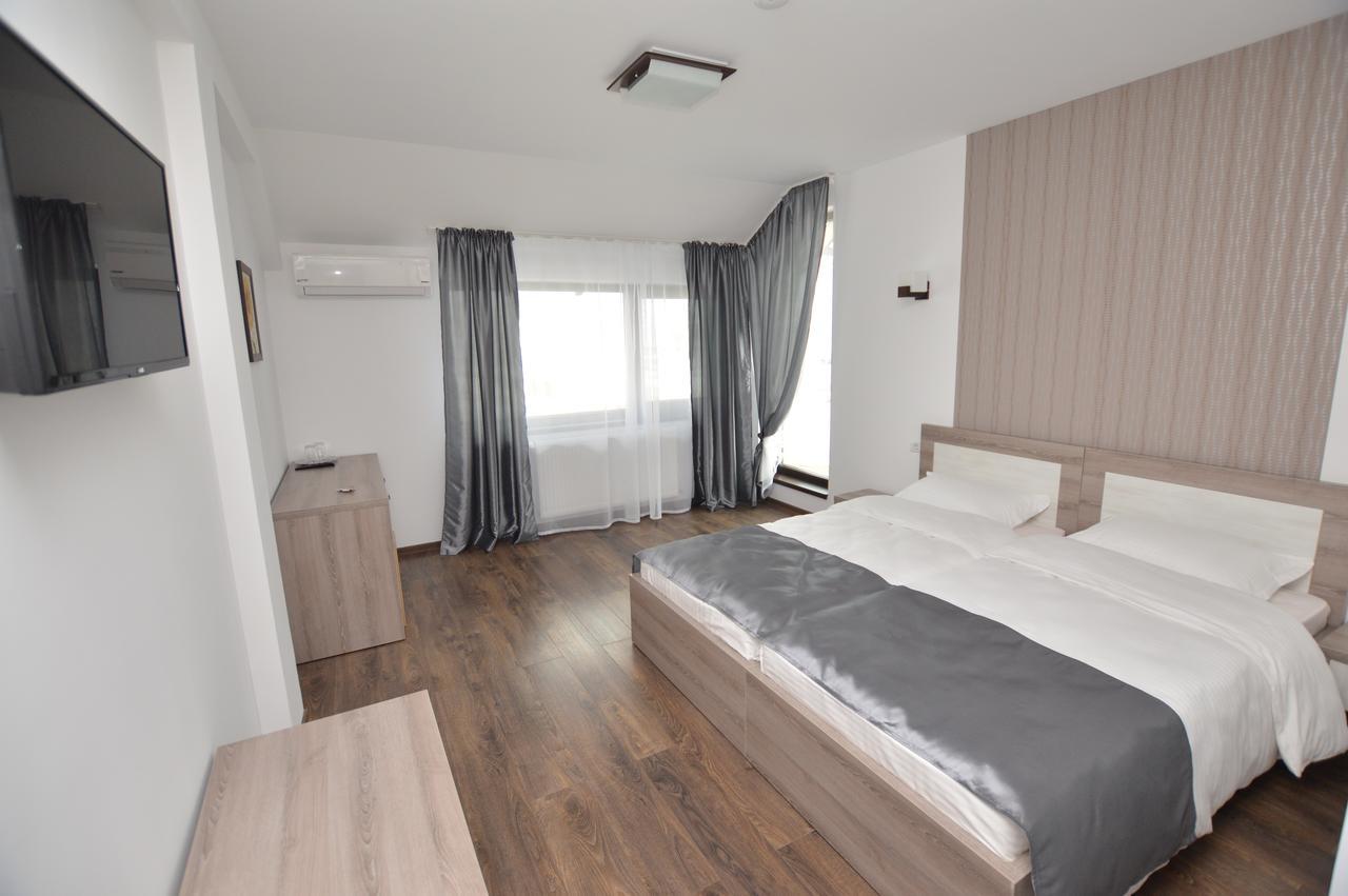 Riana Hotel Adjud Exterior foto