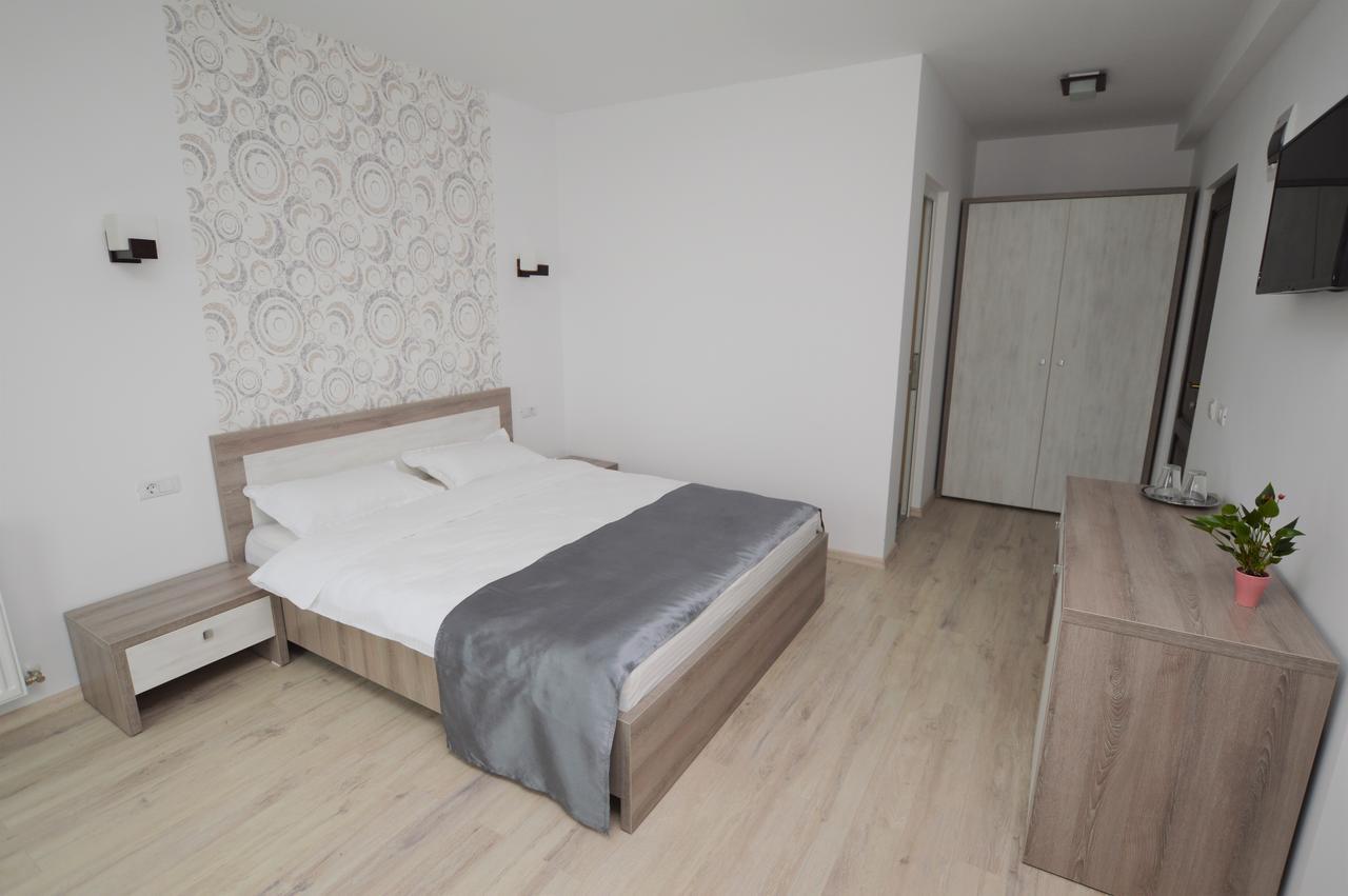 Riana Hotel Adjud Exterior foto