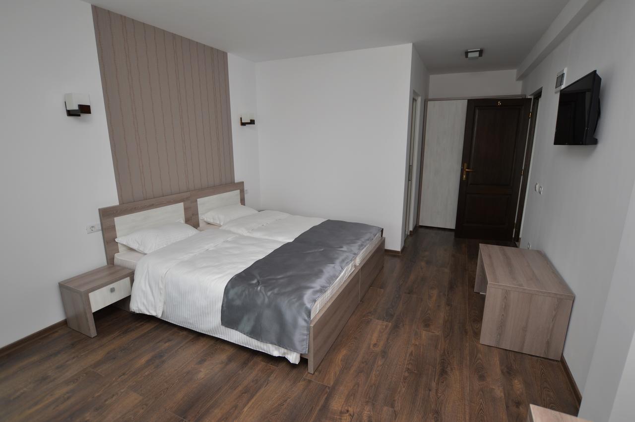 Riana Hotel Adjud Exterior foto