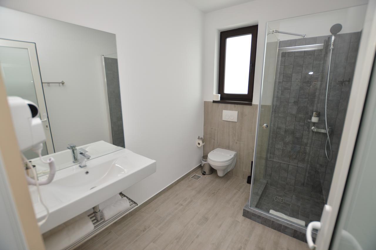 Riana Hotel Adjud Exterior foto